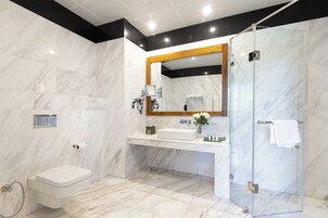 Presidential Suite 2 bedroom (Araliya Premiere) | Bathroom | Spring water tub, free toiletries, bathrobes, slippers