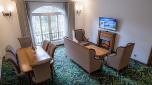 Executive suite 2 bed room (Apartment) | Wohnbereich | LED-Fernseher