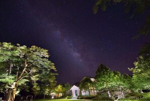 A house with a visible front porch and a starry night sky. - Bear Forest Villa (Shoufeng)