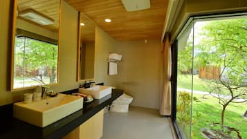 Separate tub and shower, deep soaking tub, rainfall showerhead