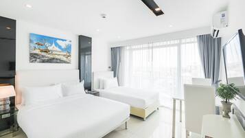 Superior driepersoonskamer | Een kluis op de kamer, verduisterende gordijnen, gratis wifi, beddengoed