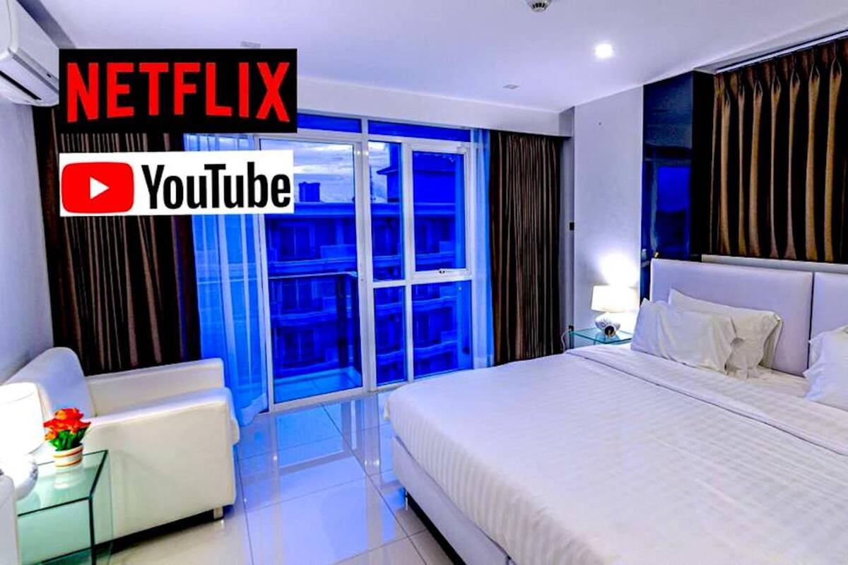 Deluxe Room | In-room safe, blackout drapes, WiFi (free), bed sheets
