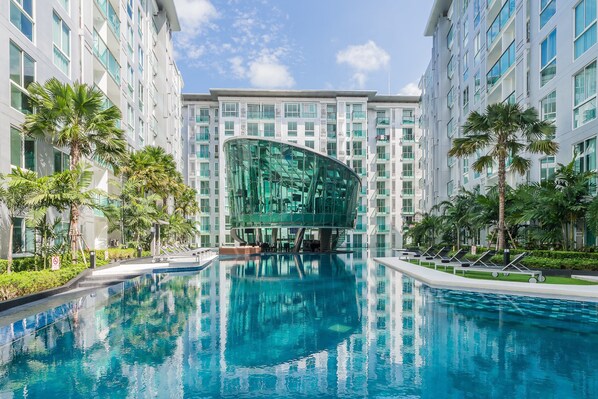 室外游泳池，提供日光浴躺椅