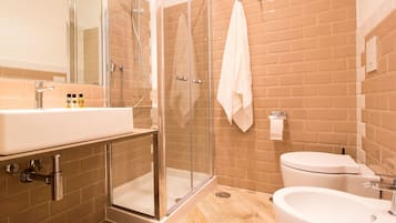 Douche, articles de toilette gratuits, sĂšche-cheveux, bidet