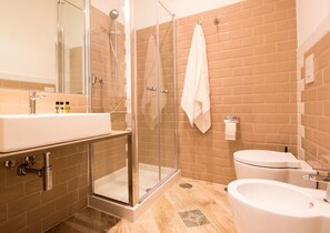 Suihku, ilmaiset hygieniatuotteet, hiustenkuivaaja, bidee