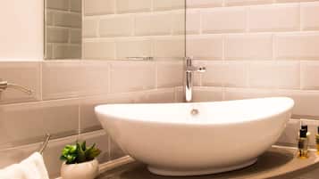 Quarto triplo conforto | Banheiro | Chuveiro, produtos de toalete grátis, secador de cabelo, bidê