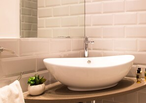 Comfort Triple Room | Bathroom | Shower, free toiletries, hair dryer, bidet - Real Giardinetto a Toledo (Naples)