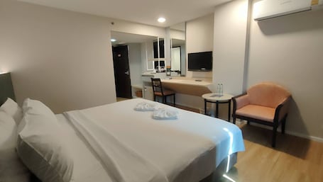 Deluxe Double or Twin Room | Minibar, in-room safe, desk, rollaway beds