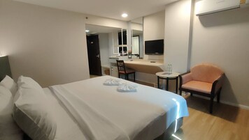 Deluxe Double or Twin Room | Minibar, in-room safe, desk, rollaway beds