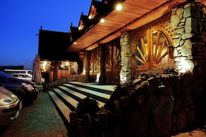 Façade de lâhĂ©bergement - soirĂ©e/nuit