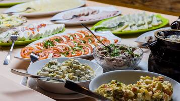 Tägliches Frühstücksbuffet gegen Gebühr