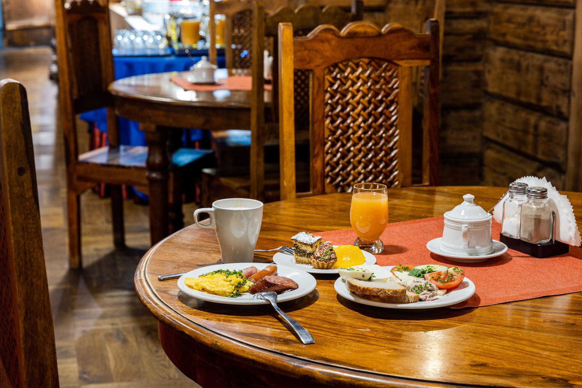 daily buffet breakfast (pln 50 per person)