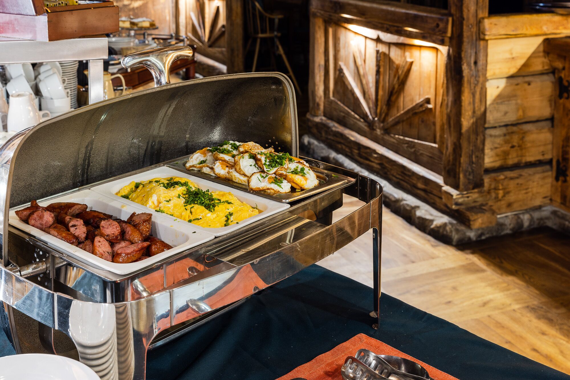 بوفيه فطور يوميًا بتكلفة قدرها (50 PLN للشخص)