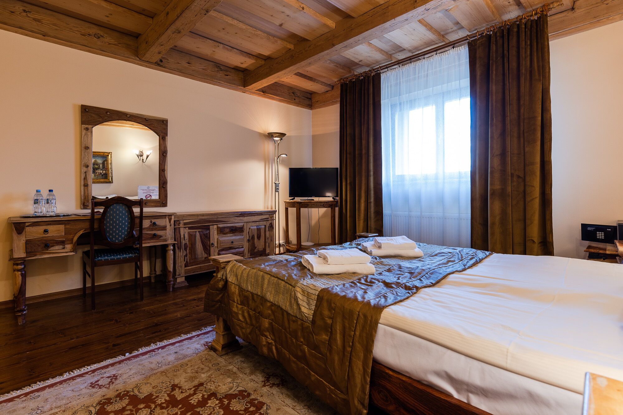 1 bedroom, individually decorated, individually furnished, desk