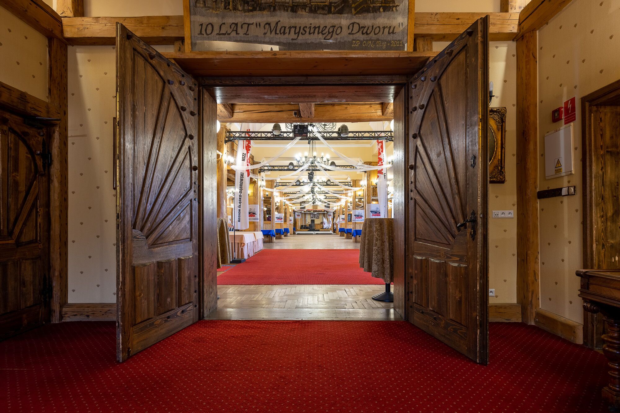 Serveert ontbijt, lunch, diner, Poolse gerechten 