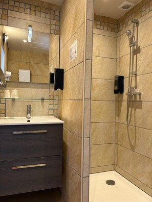 Double Room, Balcony | Bathroom - Hôtel Le Bon Accueil (Ota)