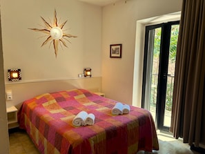 Desk, free cots/infant beds, rollaway beds, free WiFi - Hôtel Le Bon Accueil (Ota)