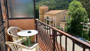 Bureau, lits bébé (gratuits), lits pliants/supplémentaires