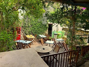 Terrace/patio - Hôtel Le Bon Accueil (Ota)