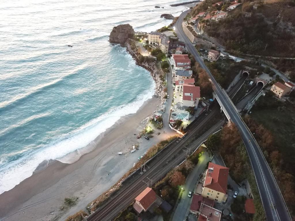 Eine Küstenstadt mit Strand, Häusern und Gleisen.