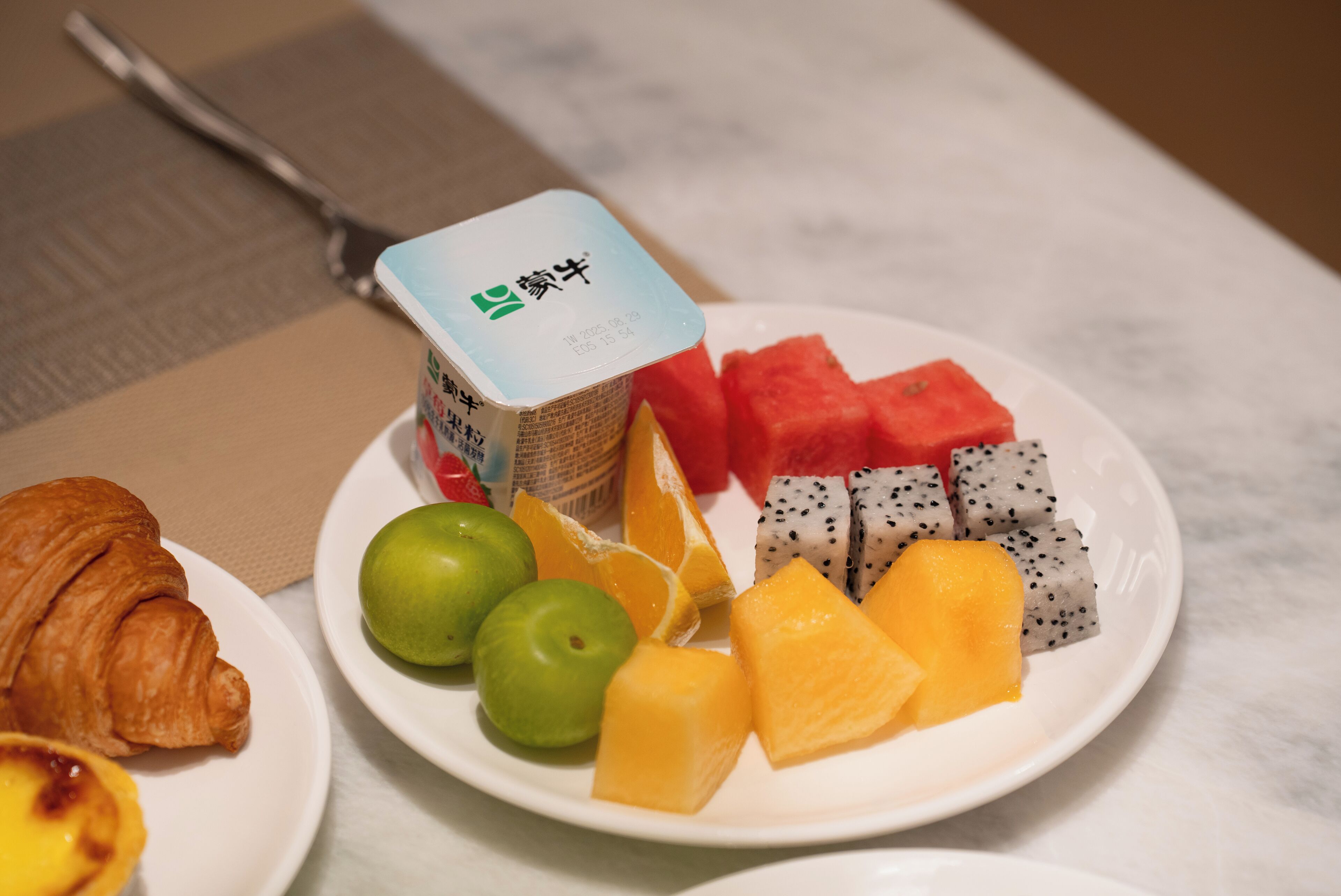 Daily buffet breakfast (CNY 68 per person)