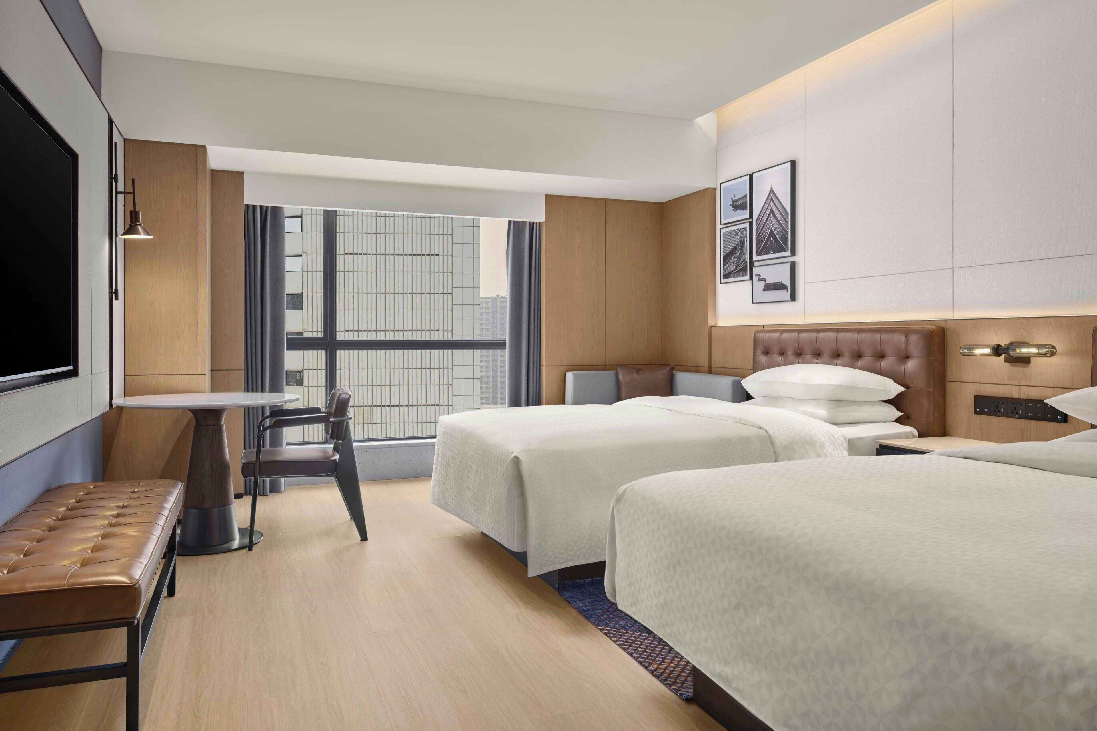 尊荣客房, 2 张双人床, 城市景观 | 羽绒被、迷你吧、客房内保险箱、办公桌