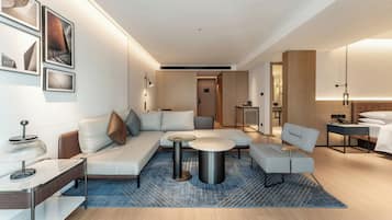 Svit - 1 kingsize-säng - utsikt mot staden | Badrum | Gratis toalettartiklar, hårtork, badrock och tofflor