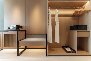 Minibar, caja de seguridad en la habitación y escritorio