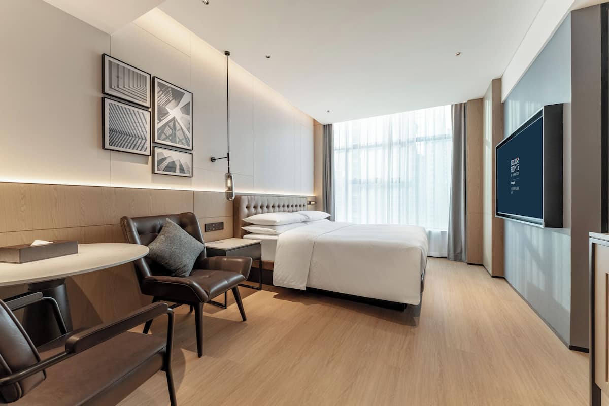 Premium Room, 1 King Bed, City View | Minibar, in-room safe, desk, blackout drapes