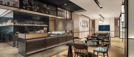 Un espace bar moderne avec un comptoir, des sièges et un tableau affichant le menu.