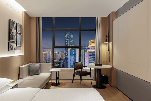 Chambre Signature, 1 très grand lit | Couette en duvet d'oie, minibar, coffres-forts dans les chambres