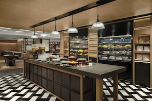 Petit déjeuner buffet servi tous les jours en supplément