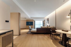 Suite, 1 King-Bett, Stadtblick | Wohnbereich