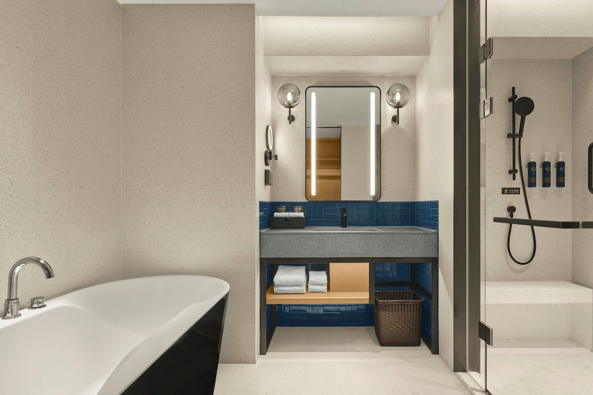 尊荣客房, 1 张特大床, 城市景观 | 羽绒被、迷你吧、客房内保险箱、办公桌