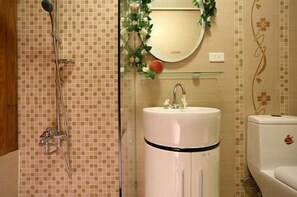 Classic Double Room | Bathroom | Shower, free toiletries, hair dryer, slippers - New York BnB (Hualien City)