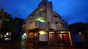 Un bâtiment moderne à deux étages, doté d’un toit plat et d’une entrée centrale.