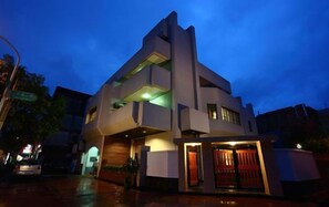 Front of property – evening/night - New York BnB (Hualien City)