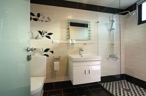 Classic Double Room | Bathroom | Shower, free toiletries, hair dryer, slippers - New York BnB (Hualien City)