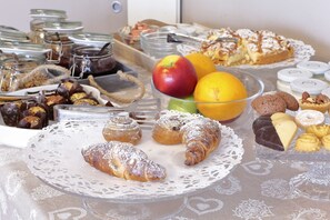 Free daily buffet breakfast  - Agriturismo Relais Tenuta il Cigno (Villanterio)