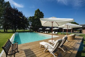 Seasonal outdoor pool, pool umbrellas, pool loungers - Agriturismo Relais Tenuta il Cigno (Villanterio)