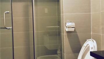 Regadera, amenidades de baño gratuitas, pantuflas, toallas