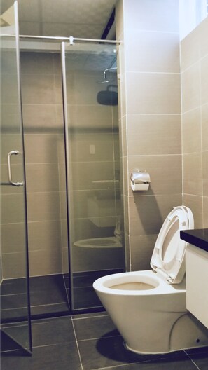 Douche, articles de toilette (gratuits), pantoufles, serviettes fournies