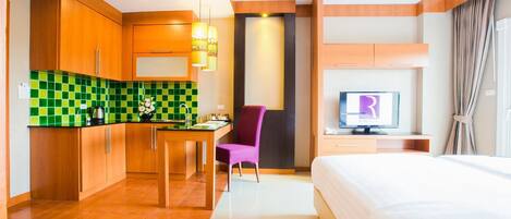 Minibar, escritorio, sistema de insonorización y wifi gratis