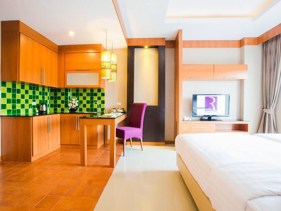 Deluxe Double Room | Minibar, desk, soundproofing, free WiFi
