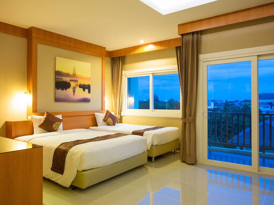 Deluxe Twin Room | Minibar, desk, soundproofing, free WiFi