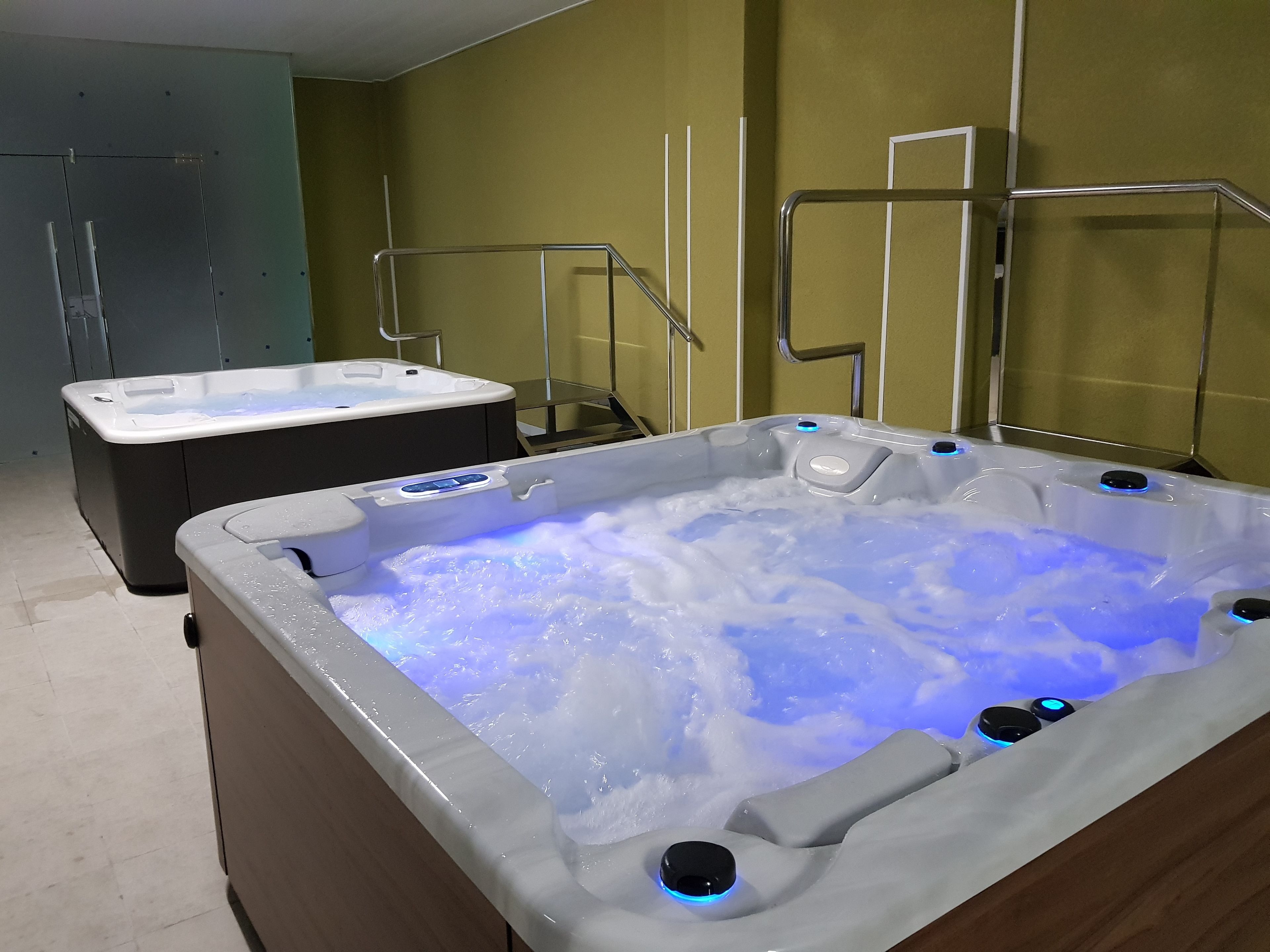 Sauna, hot tub, steam room