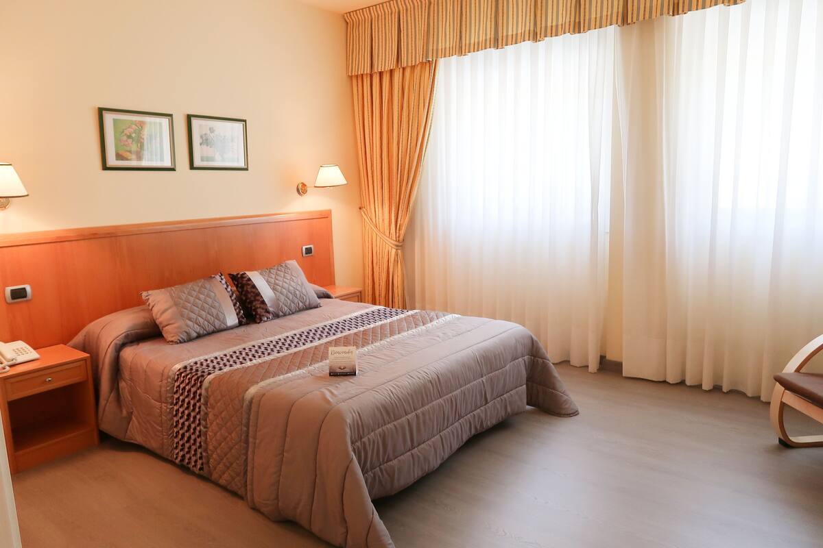 Habitación doble | Escritorio, espacio para trabajar con un portátil, cortinas opacas