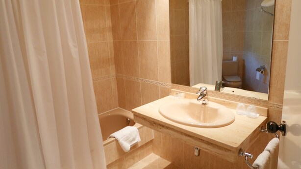 Habitación individual | Baño | Bañera, artículos de higiene personal gratuitos, secador de pelo y bidé