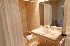 Quarto solteiro | Banheiro | Banheira, produtos de toalete grátis, secador de cabelo, bidê