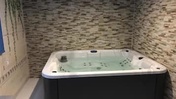 Deluxe Suite | Desk, laptop workspace, blackout drapes, soundproofing